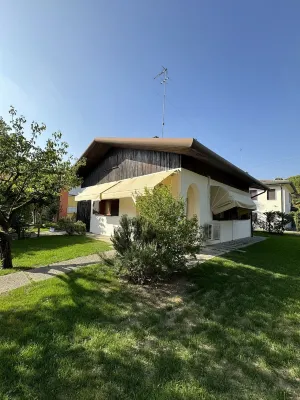 House of the Apricot trees - independent house/ free parking Hotels in Spinea