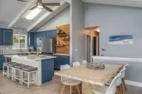 Beautiful conveniently located 2-bedroom ocean view home in Kailua-Kona.