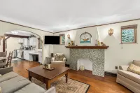 Charming 2-bedroom bungalow with WiFi, AC in Hazel Park