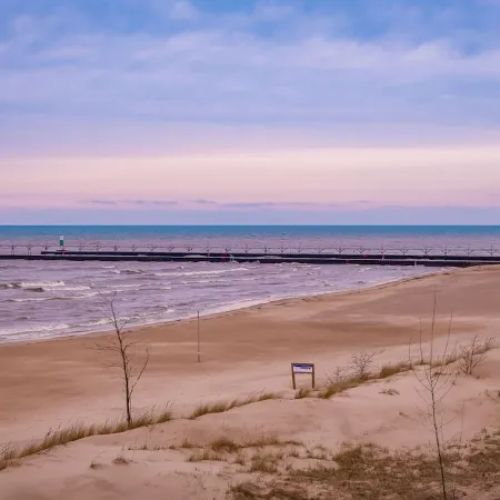 The Green Street Getaway: A charming 3-bed house with AC & WiFi in South Haven