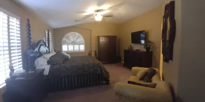 Luxurious 3000sq Ft 4 Bdr House with Private Pool and Hot Tub