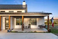 NEW Pool, Hot Tub, Fire Pit, Views on 10 acres, 5 mins from DT Johnson City!