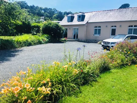 House with jacuzzi 200m from the beach pets welcome Отели в г. Плубаланек