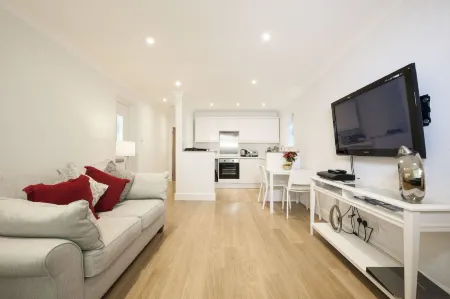 High Hedges Apartment B Отели рядом с достопримечательностью «Коллекция музыкальных инструментов Бэйта»