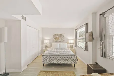 Cozy Retreat Near Crooked Lake with Gym, Games & Deck Views Отели в г. Бэбсон-Парк