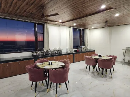 Him Hilton Luxury Hotel Отели рядом с достопримечательностью «Kuthar Fort»