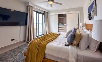 4 Bedroom Beach Penthouse w Private Rooftop