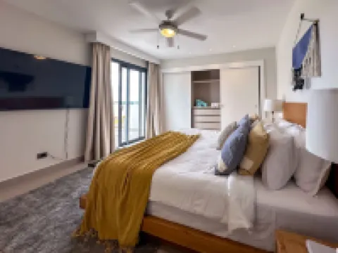 4 Bedroom Beach Penthouse w Private Rooftop