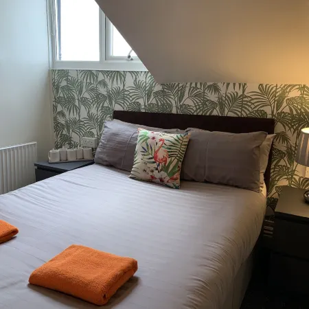 Tropics Beach Hotel Отели рядом с достопримечательностью «Центральный пляж Блэкпула»