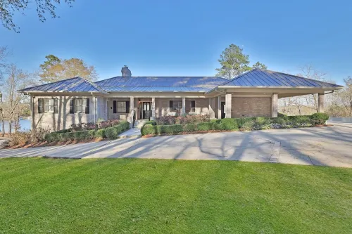 7BR Lakefront Haven Pool Hot Tub Gated 4acres