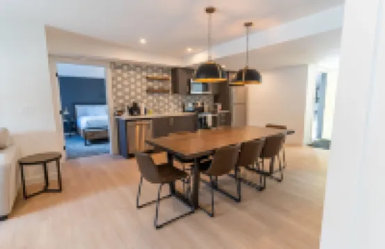 Basecamp套房卡納莫爾 鄰近Quarry Lake的酒店