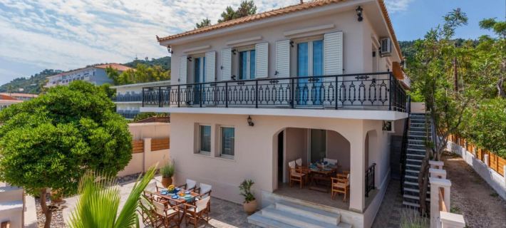 Villa Elizabeth - Seafront Classic Villa! Hotels in Argassi