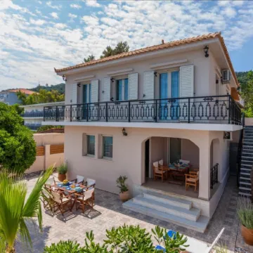 Villa Elizabeth - Seafront Classic Villa!