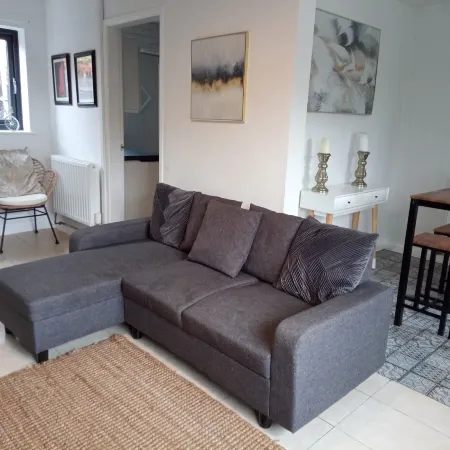 2 Bed House - Sleeps 4 - Pets - Garden - Parking