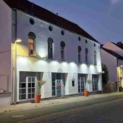 Le 1815 Hotel Exterior