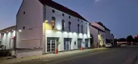 Le 1815 Hotels in Waterloo