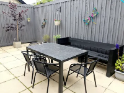 2 Bed House - Sleeps 6 - Parking - Wifi