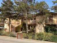 Bright Apartment Close to the Beach - parking