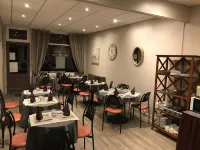 HÔTEL les Iris Hotel a Tourny