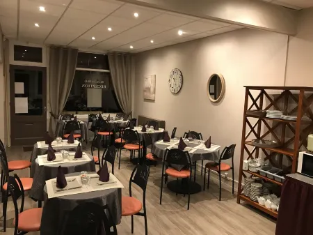 HÔTEL les Iris Отели рядом с достопримечательностью «Шато-Гайар»