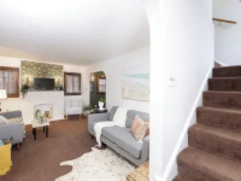 Cozy, Convenient Getaway 3Bd2Ba dog-friendly home in wonderful Akron, OH Hotels in Akron