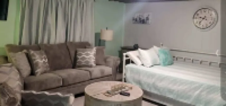 #2 PET FRIENDLY! PONTOON/KAYAKS AVAILABLE! STUDIO CONDO CLOSE TO TOWN & MARINA!