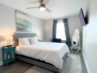 Close to Downtown and Beach Attractions - Charming Retreat