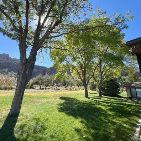 Views+, Spacious Home, Hot Tub, Ski/Hike/Golf, base of the CO Nat'l Monument!