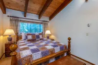 Hot Tub and Wood Fireplace - Charming Retreat in Serene Sunriver