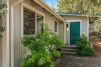 Adorable cottage near the beach w/ wood stove, firepit, & full kitchen Hotels in Copalis Beach
