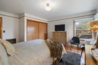 Quirky Decor and Lush Backyard - Cozy Retro Retreat Hotels in Hazel Dell North