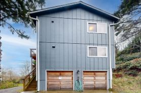 Woodsy retreat near the beach with WiFi, washer/dryer & gas fireplace