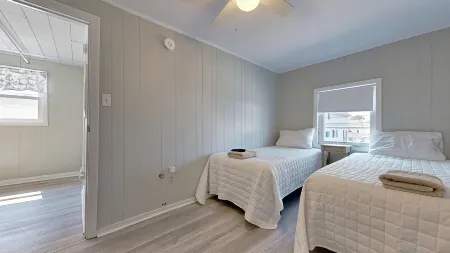 Steps from the Beach with Cozy Living Area - Charming Coastal Retreat Отели в г. Олд-Орчард-Бич