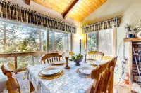 Moose Tracks Hideaway Hotels in Crestline