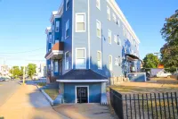 Modern Kitchen and Spacious Living Room - Stunning Getaway 몰든 카톨릭 하이 스쿨 주변 호텔