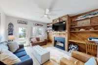 Ski-In/Out Condo with Electric Fireplace, Mountain Views, and Washer/Dryer 拉德洛住宿飯店