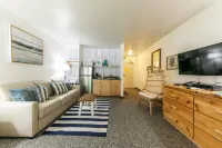 Balcony with Lawn View and Kitchenette - Stylish Modern Oasis Hotels in Truckee