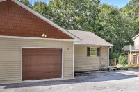 Bring Pets to this Fun South Asheville Hot Tub Townhome Hôtels à : Arden