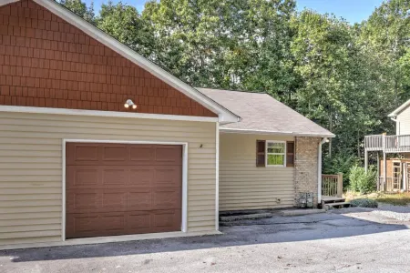 Bring Pets to this Fun South Asheville Hot Tub Townhome Отели в г. Ройал Пайнс