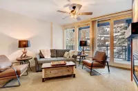 Mountain Retreat with Hot Tub and Chef's Kitchen - Stunning Getaway Winter Park Resort附近的飯店