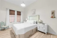 Gorgeous Views and Community Pools - Elegant Coastal Retreat