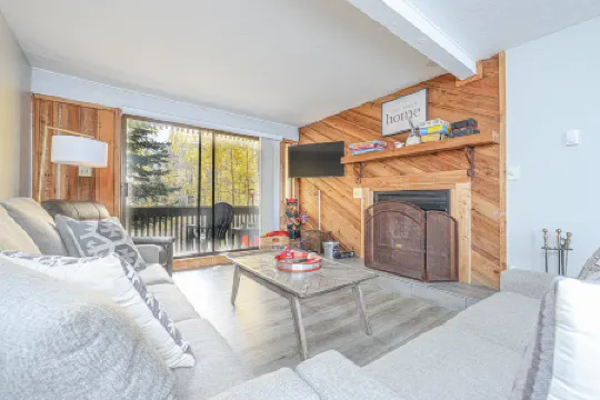 Breathtaking Mountain Views and Cozy Ambiance - Inviting Mountain Retreat