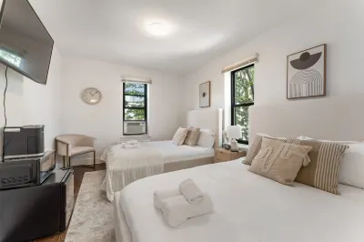 Charming Studio with Cozy Essentials - Inviting Urban Retreat Hotels in 