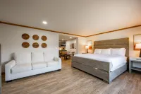 Poolside Access and Luxurious Amenities - Charming Suite Haven Hotels in Garrett County