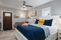 Stylish Retreat - Close to Beach, Wineries, WiFi Hotels in Traverse City