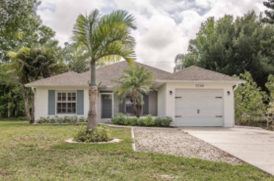 Private Pool and Screened Patio - Charming Relaxation Haven