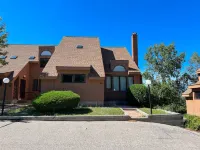 Unobstructed Views and Spacious Living - Serene Mountaintop Retreat