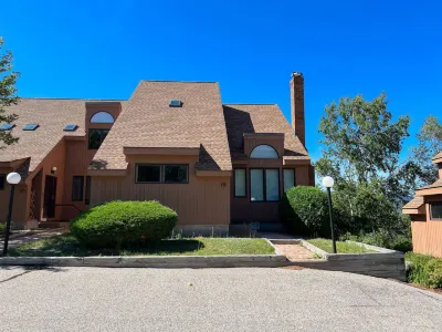 Unobstructed Views and Spacious Living - Serene Mountaintop Retreat Hotels in der Nähe von Attitash Mountain Resort