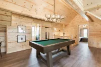 Hot Tub, Game Room and Scenic Views - Gorgeous Mountain Retreat