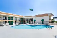 Quality Inn Selma - Smithfield - Pools